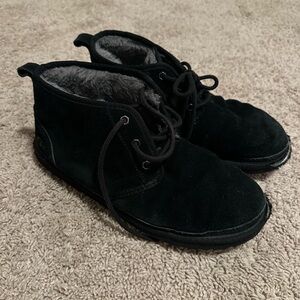 Size 10 UGGS
Fairly used